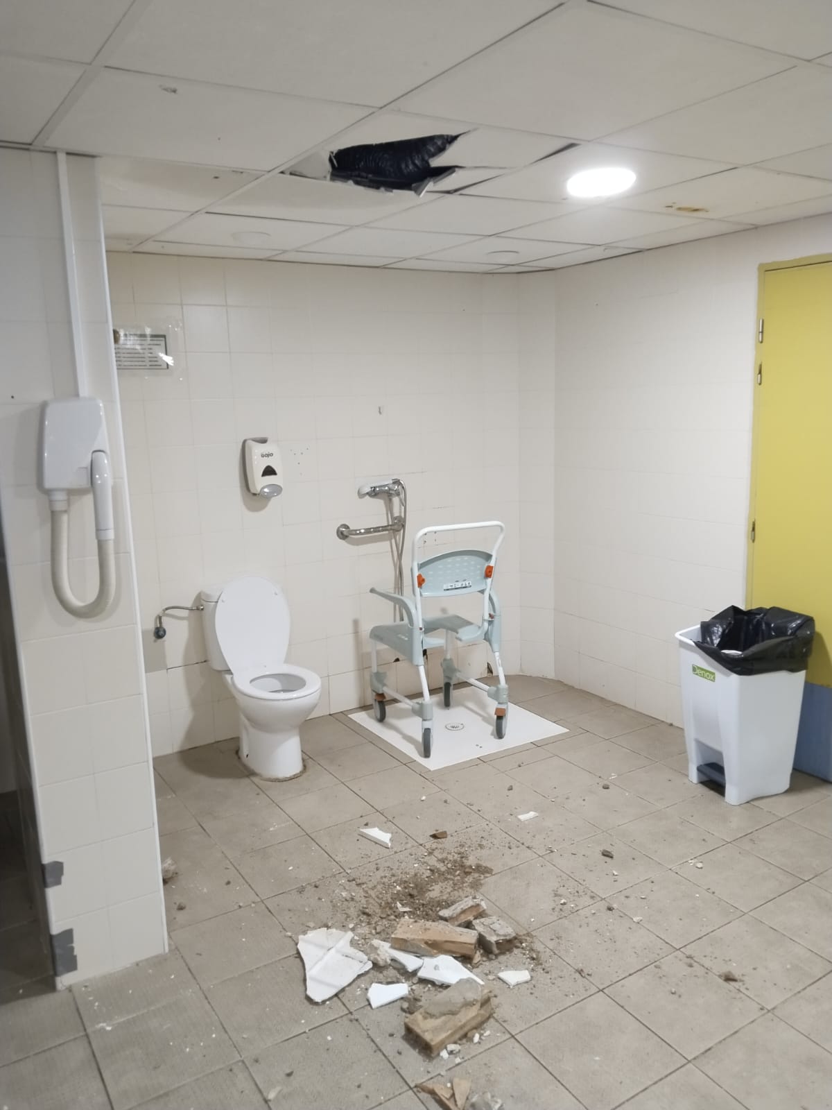 Daños en el techo del baño del CAMP Santa Faz de Alicante por falta de mantenimiento