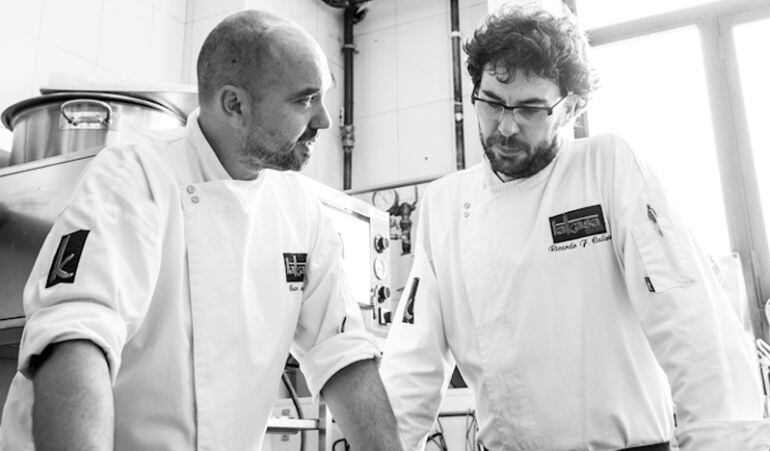 César Martín y Riki Callejo en la organización de una cocina profesional