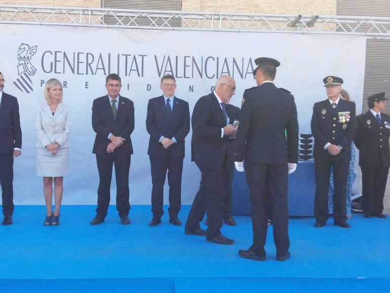 El concejal de Seguridad, José Pérez, recoge el premio