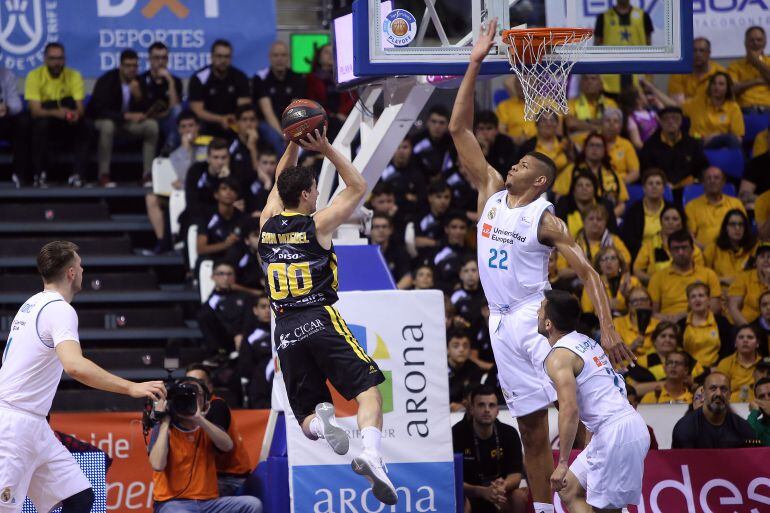 San Miguel trata de anotar ante la defensa de Tavares