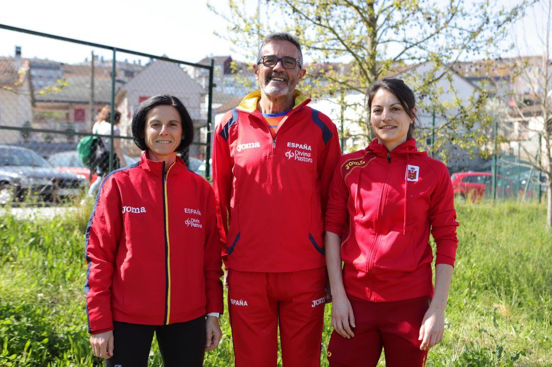 De izquierda a derecha, Luz Domínguez, Domingo Álvarez y Emma Valencia, tres atletas ourensanos en el campeonato del mundo máster en Polonia