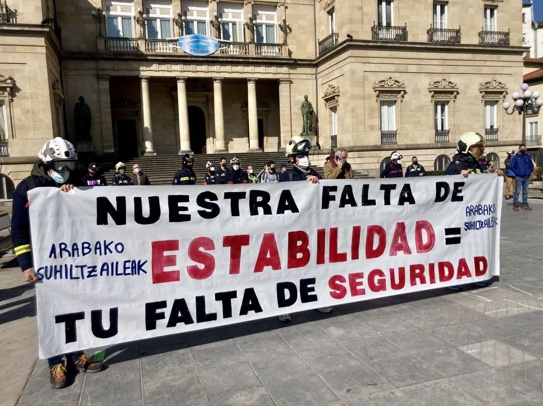 Los bomberos se han concentrado ante la Diputación