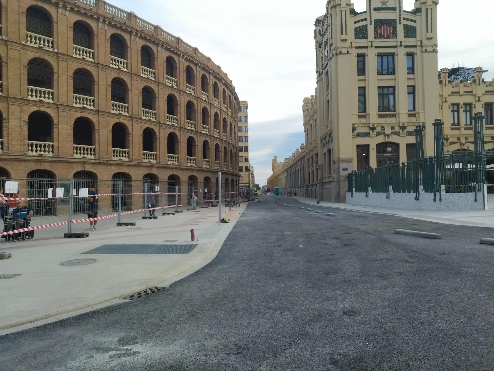 Aspecto de la calle Alicante de València cuando quedan pocos días para su reapertura tras la reurbanización