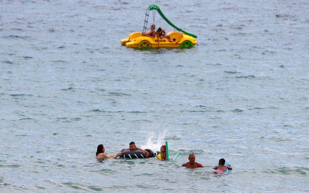 Bañistas en una playa de Benidorm