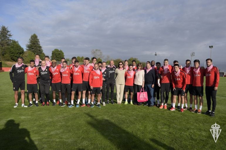 La plantilla rojiblanca posó con el pañuelo de la lucha contra el cáncer de mama.