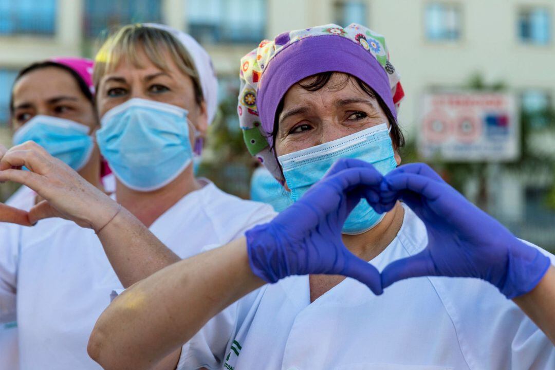 Personal sanitario del hospital Carlos Ayala de Málaga agradecen este domingo los aplausos recibidos por su trabajo para atajar la pandemia del coronavirus