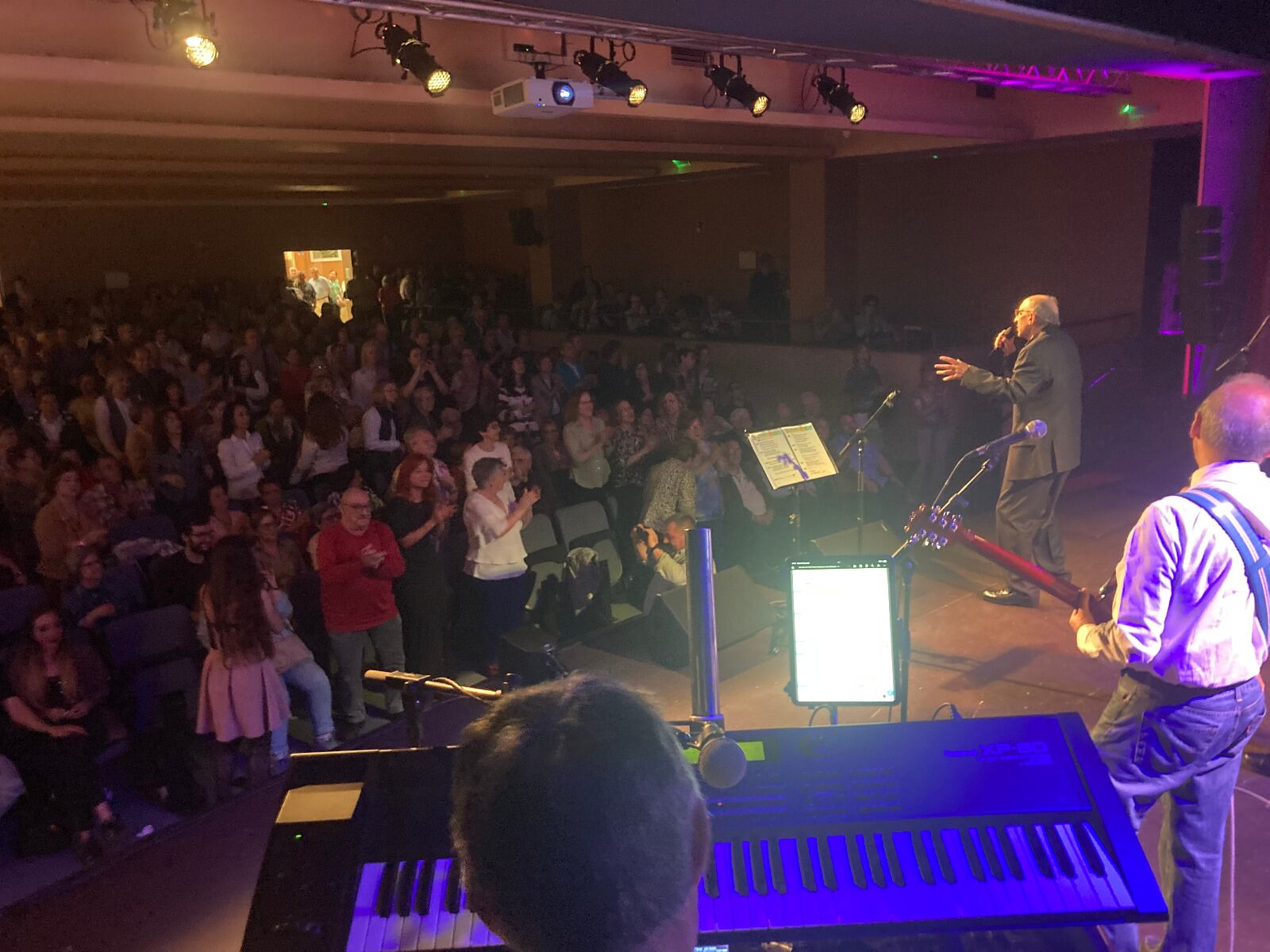 El auditorio, completamente abarrotado