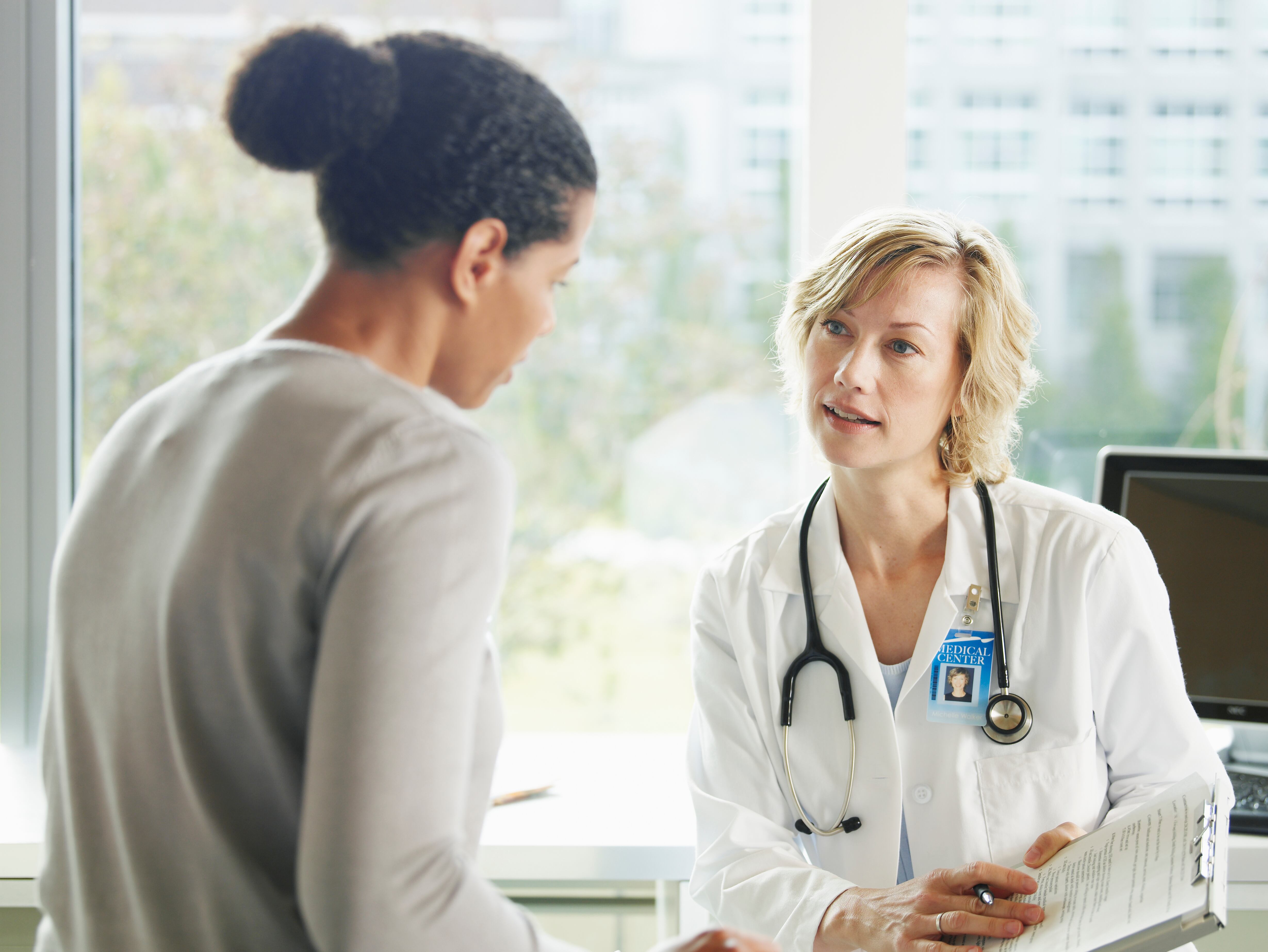 Una médica atiende a una mujer en la consulta