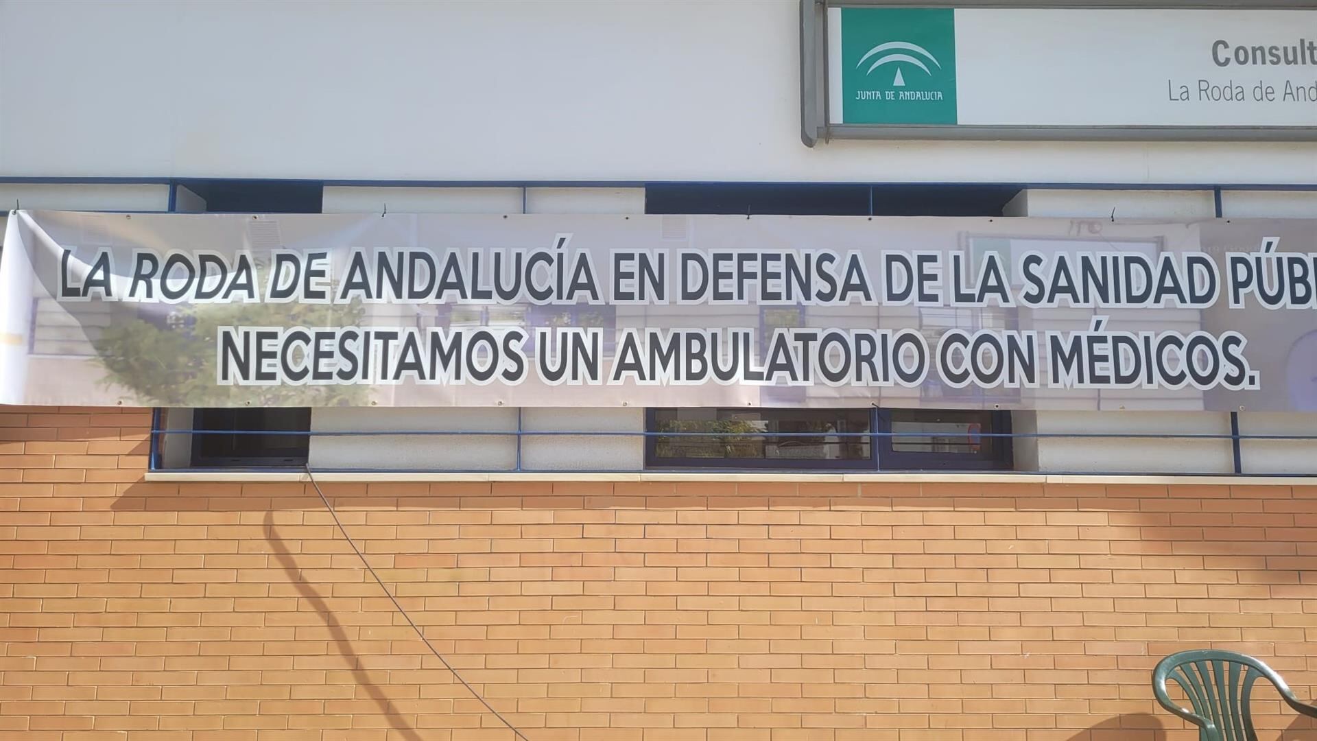 Cartel en el ambulatorio de La Roda de Andalucía, donde vecinos se han encerrado para exigir que se cubran las bajas de médicos