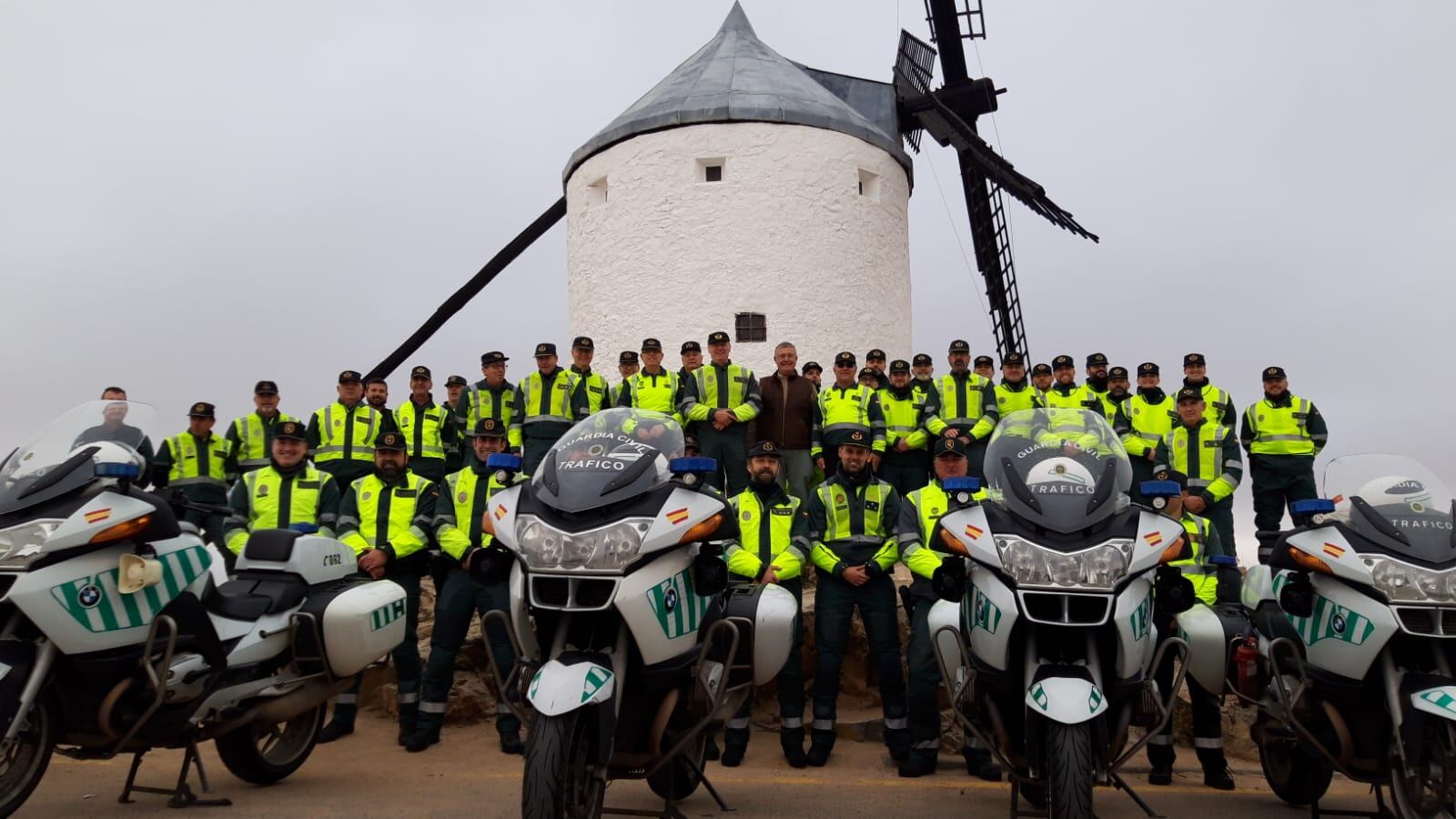 Foto de familia de los componentes de la gran marcha de la Guardia Civil, con los molinos de viento de Consuegra (Toledo) de fondo