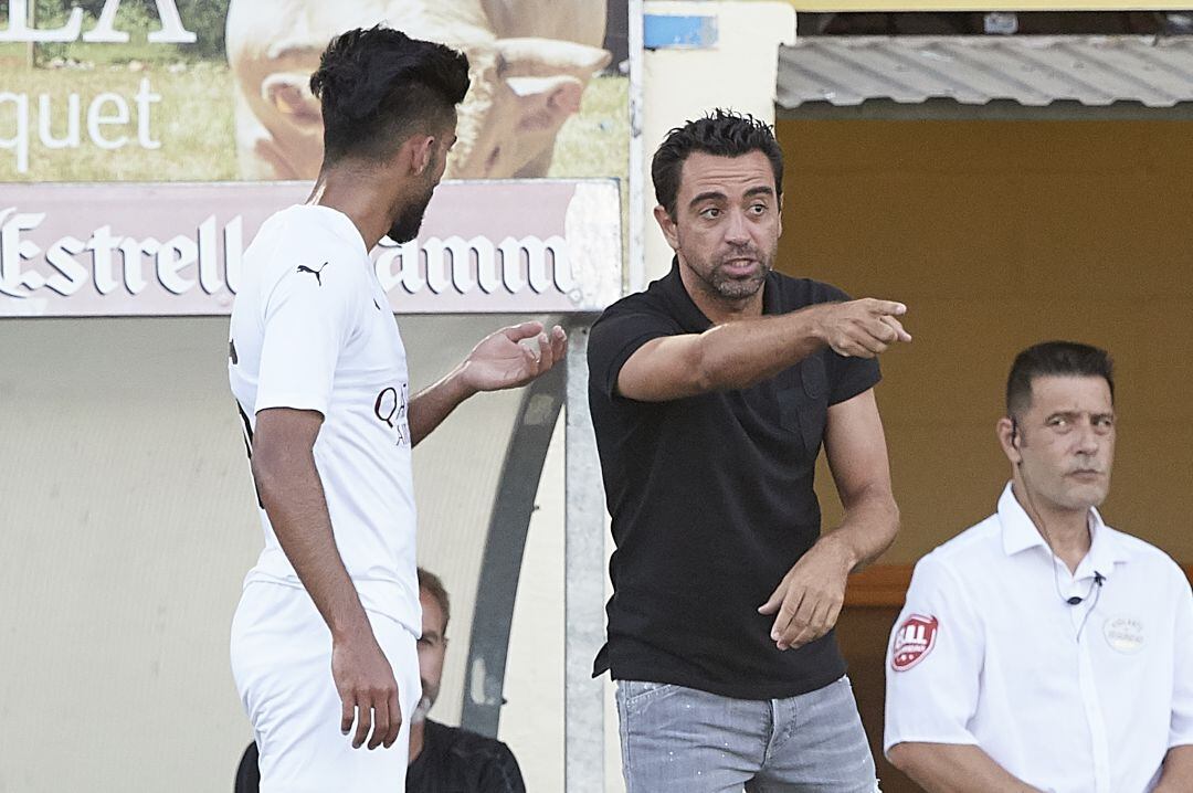 Xavi Hernández dirigiendo al Al-Sadd desde el área técnica