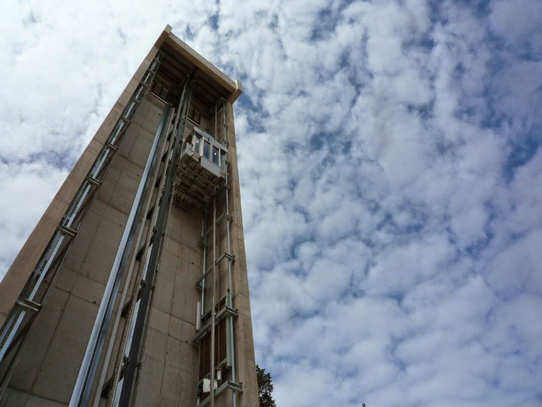 Imagen del ascensor panorámico que une la calle Castilla y la calle Alta.