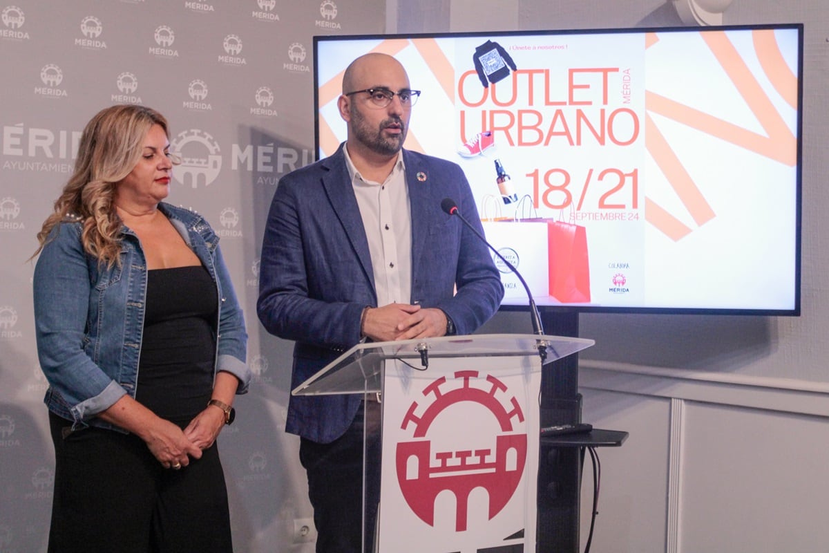 Ángel Calle y Chari Gallego en la presentación del II Outlet Urbano de Mérida