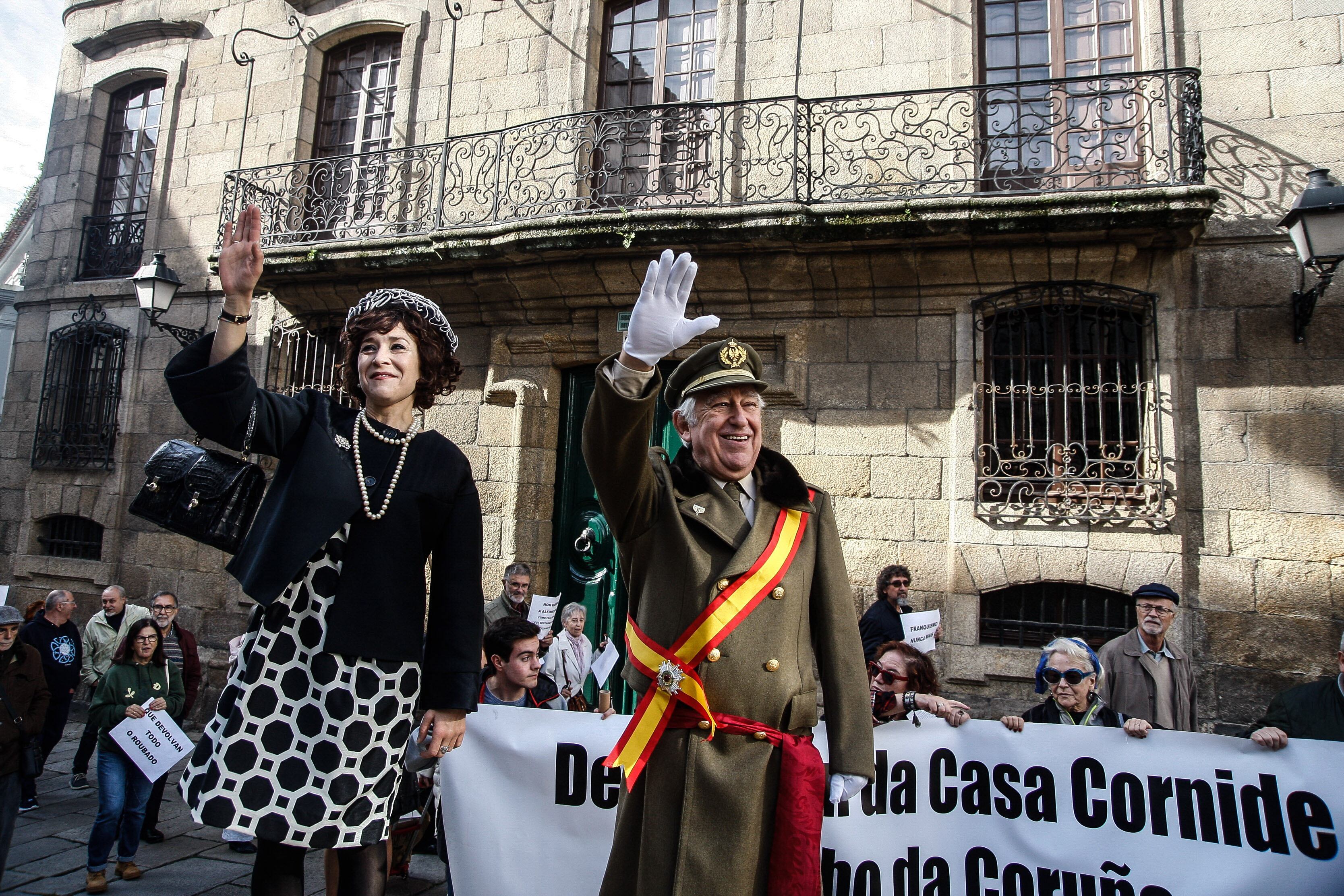 A CORUÑA, 05/11/2022.- Dos actores disfrazados como Francisco Franco y Carmen Polo participan en la III Marcha Cívica por la Devolución de la Casa Cornide al Pueblo de A Coruña con el respaldo de 115 entidades este sábado EFE/ Moncho Fuentes
