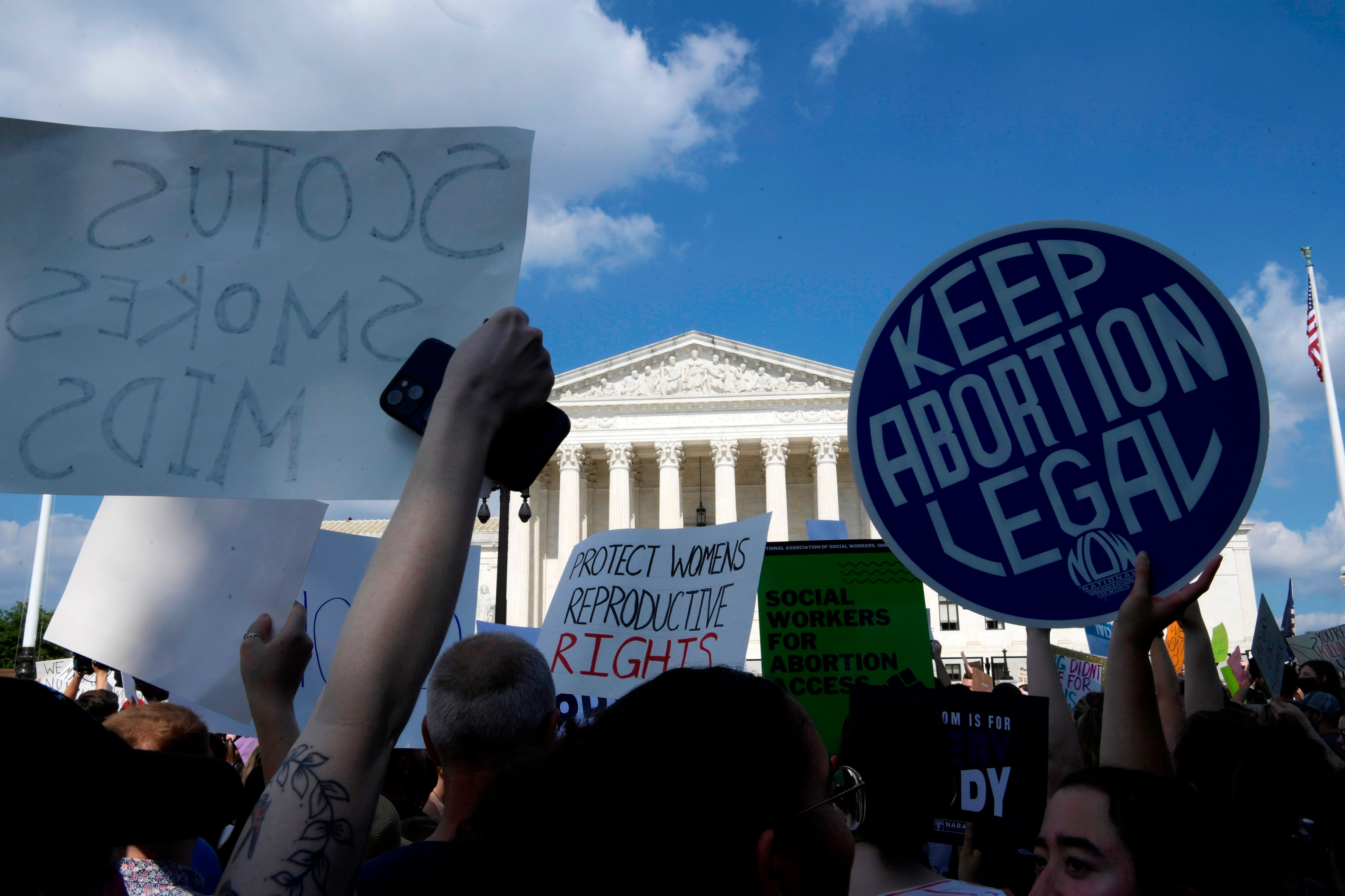 Decenas de mujeres participan hoy, en una manifestación contra el fallo que prohíben el aborto, frente al Tribunal Supremo en Washington (EEUU).