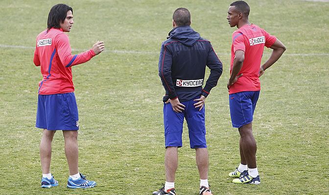 Falcao y Perea charlan con Simeone durante un entrenamiento