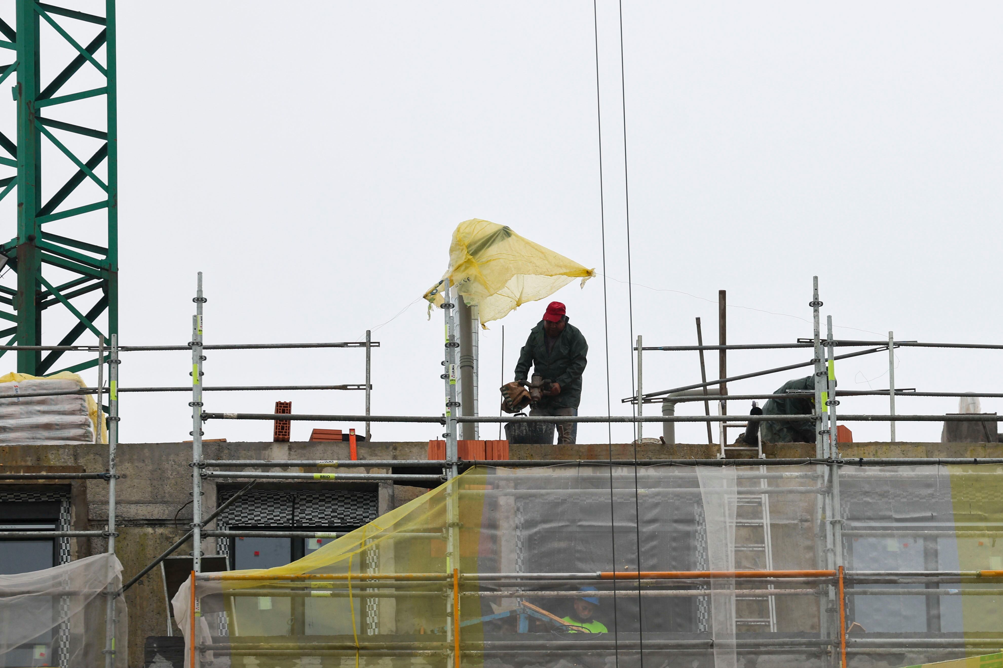 BILBAO, 27/03/2025.-Trabajadores trabajan en la construcción de viviendas este jueves en Bilbao. La patronal vizcaína del sector de la promoción y construcción de vivienda, Ascobi, ha reclamado &quot;celeridad&quot; al Gobierno Vasco en las anunciadas &quot;medidas urgentes&quot; en materia de vivienda para aumentar la producción con garantía de &quot;viabilidad económica y rentabilidad&quot;. EFE/Luis Tejido
