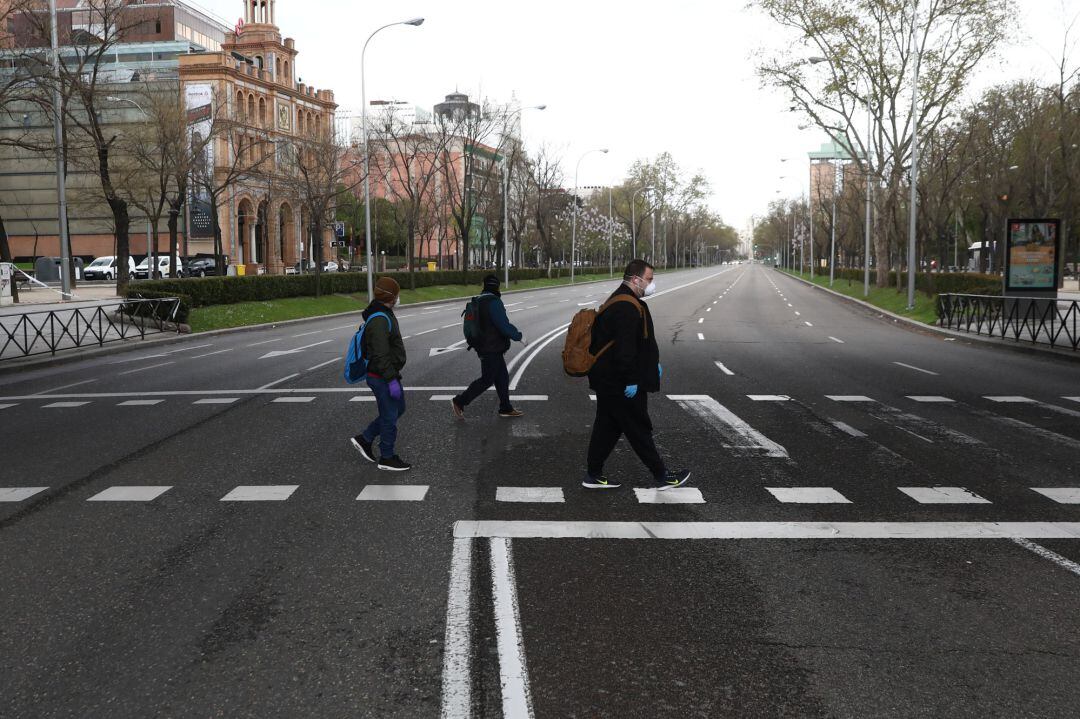 Personas cruzando el Paseo de la Castellana, en Madrid. 