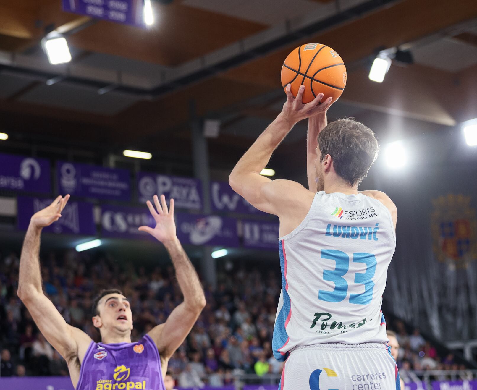 Lukovic prova un llençament a la pista del Palencia.