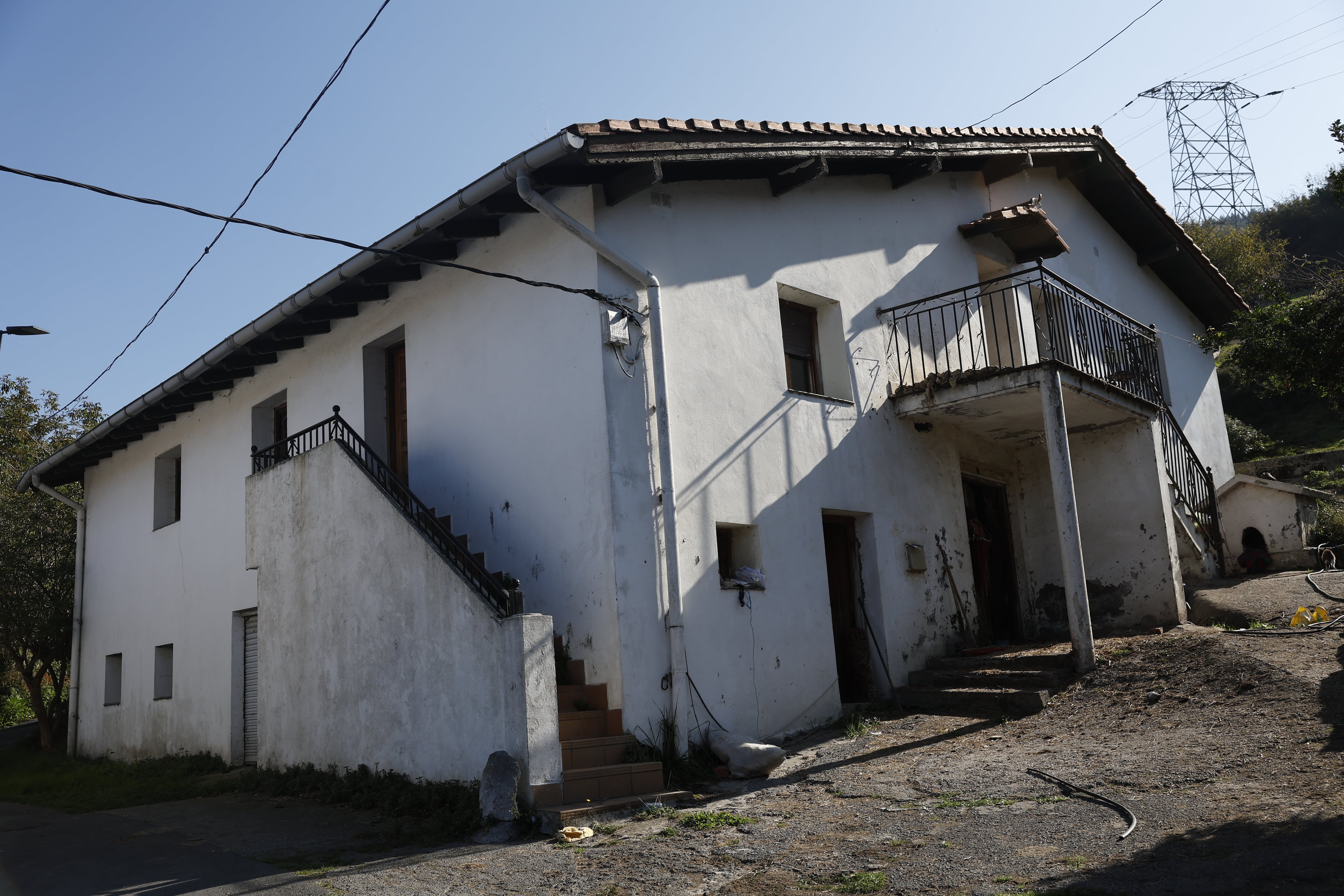 BILBAO, 17/10/2025.- La Ertzaintza busca a un hombre que dejó encerrada en un caserío en Bilbao entre basura y cadáveres de animales a su madre, una anciana de 84 años que tuvo que ser evacuada al hospital de Basurto, según publica El Correo. El departamento de Seguridad ha confirmado que la Ertzaintza ha abierto una investigación tras haber localizado el pasado día 14 de octubre en una vivienda de la capital vizcaína a una mujer de avanzada edad que necesitó ser evacuada a un hospital. EFE/ Miguel Toña
