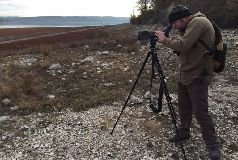 José Antonio Matesanz, observando pájaros en el embalse de Guadalix de la Sierra (Madrid).