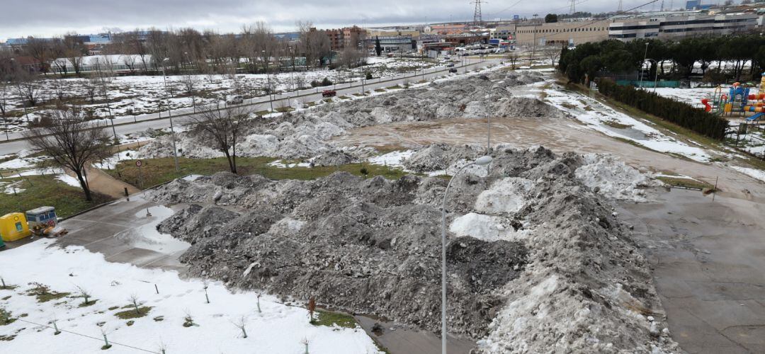 La ciudad ya ha retirado 34.000 metros cúbicos de nieve para depositarla en espacios fuera del casco urbano