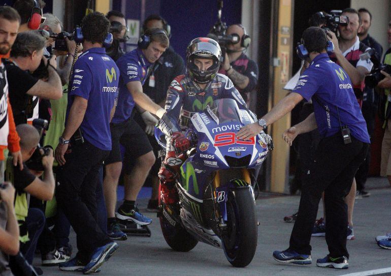 Jorge Lorenzo, saliendo del box, durante los entrenamientos libres del Gran Premio de la Comunidad Valenciana de motociclismo, última carrera de la temporada de MotoGP