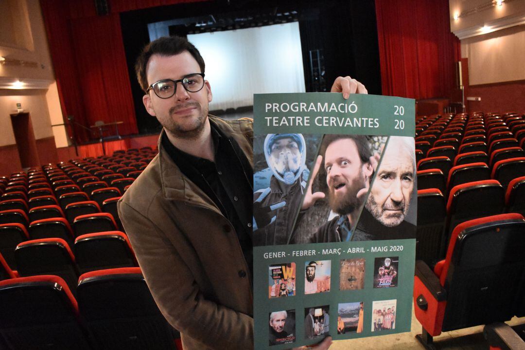 Portillo junto al cartel de la programación cultural en Petrer