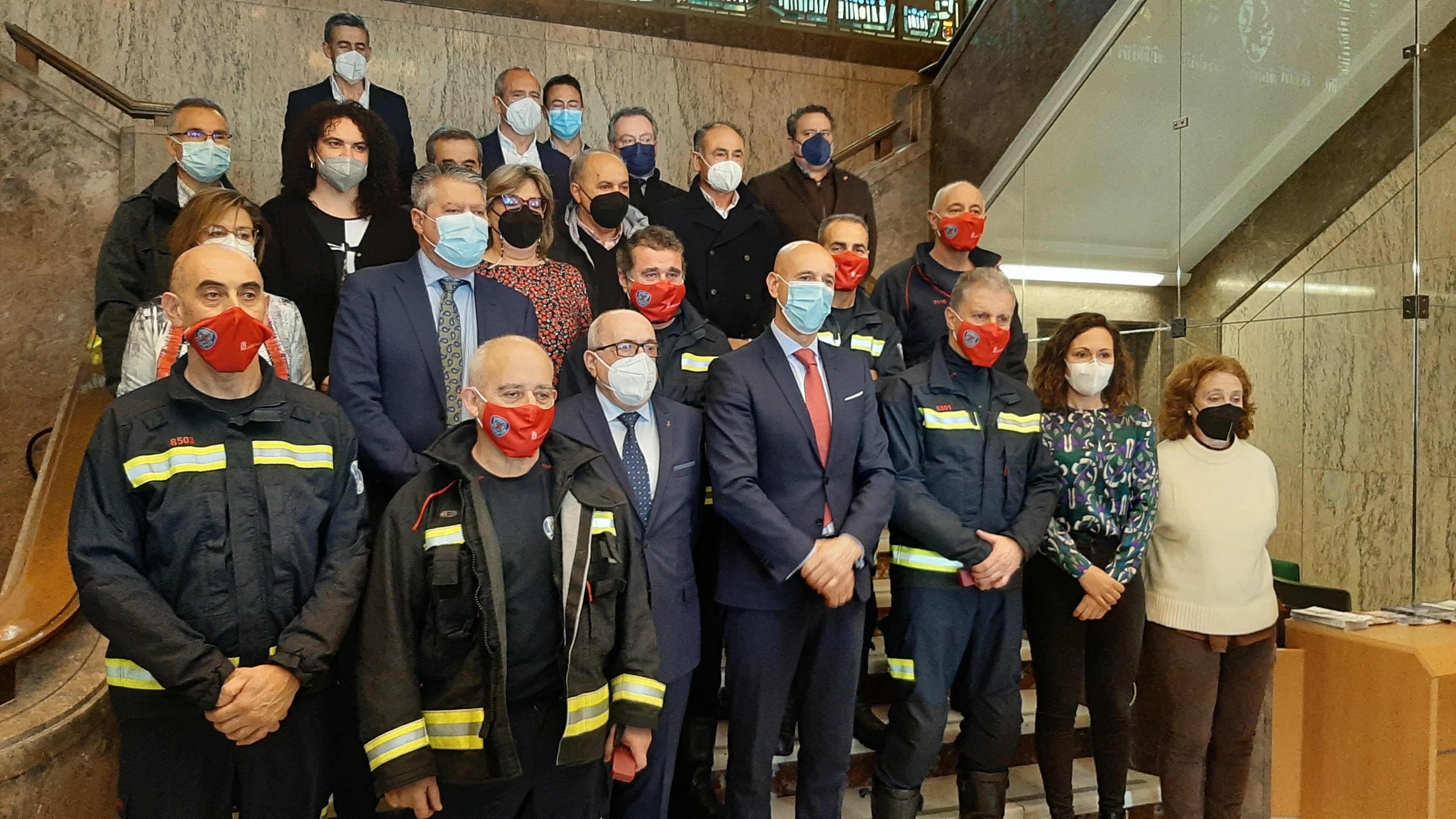 José Antonio Díez posa junto a los bomberos condecorados y otras autoridades