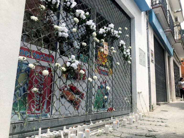 Imagen del altar montado en la tienda del ciudadano chino asesinado anoche en Carmona (Sevilla), apuñalado por un cliente de su tienda que se quería llevar una litrona sin pagarla, en cuyo establecimiento se ha organizado hoy un homenaje en su recuerdo