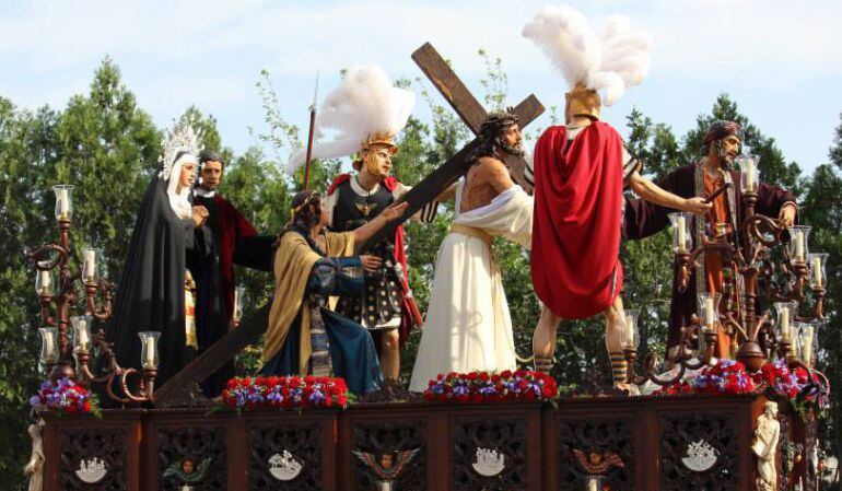 Paso de misterio de la agrupación parroquial Bendición y Esperanza del Polígono Sur