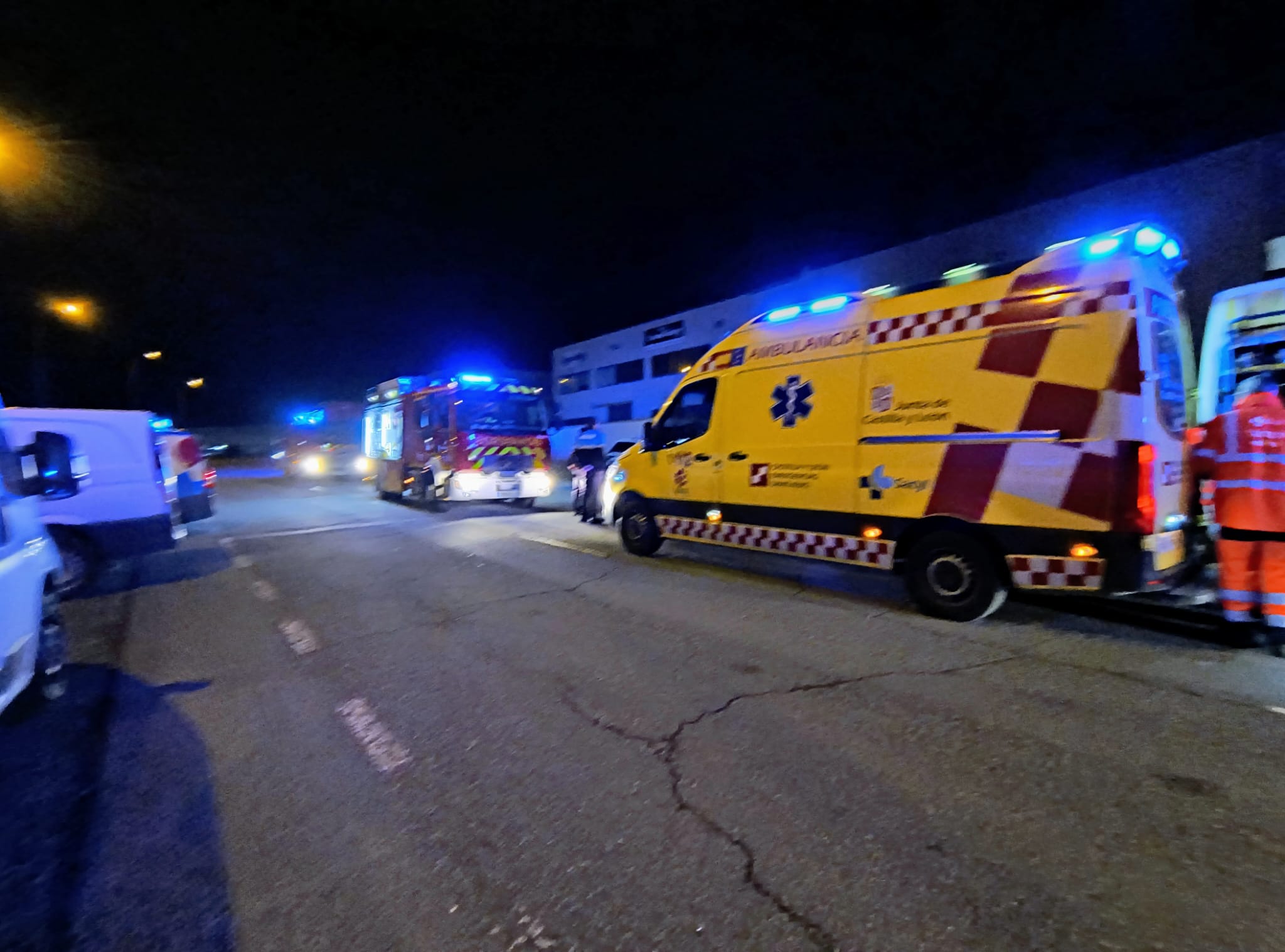 Unidades de emergencia interviniendo en el incendio