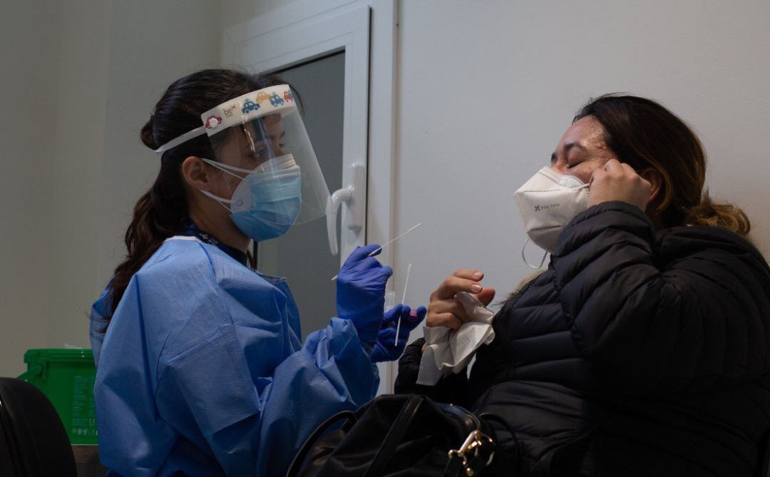 Archivo - Una mujer se somete a una prueba PCR.