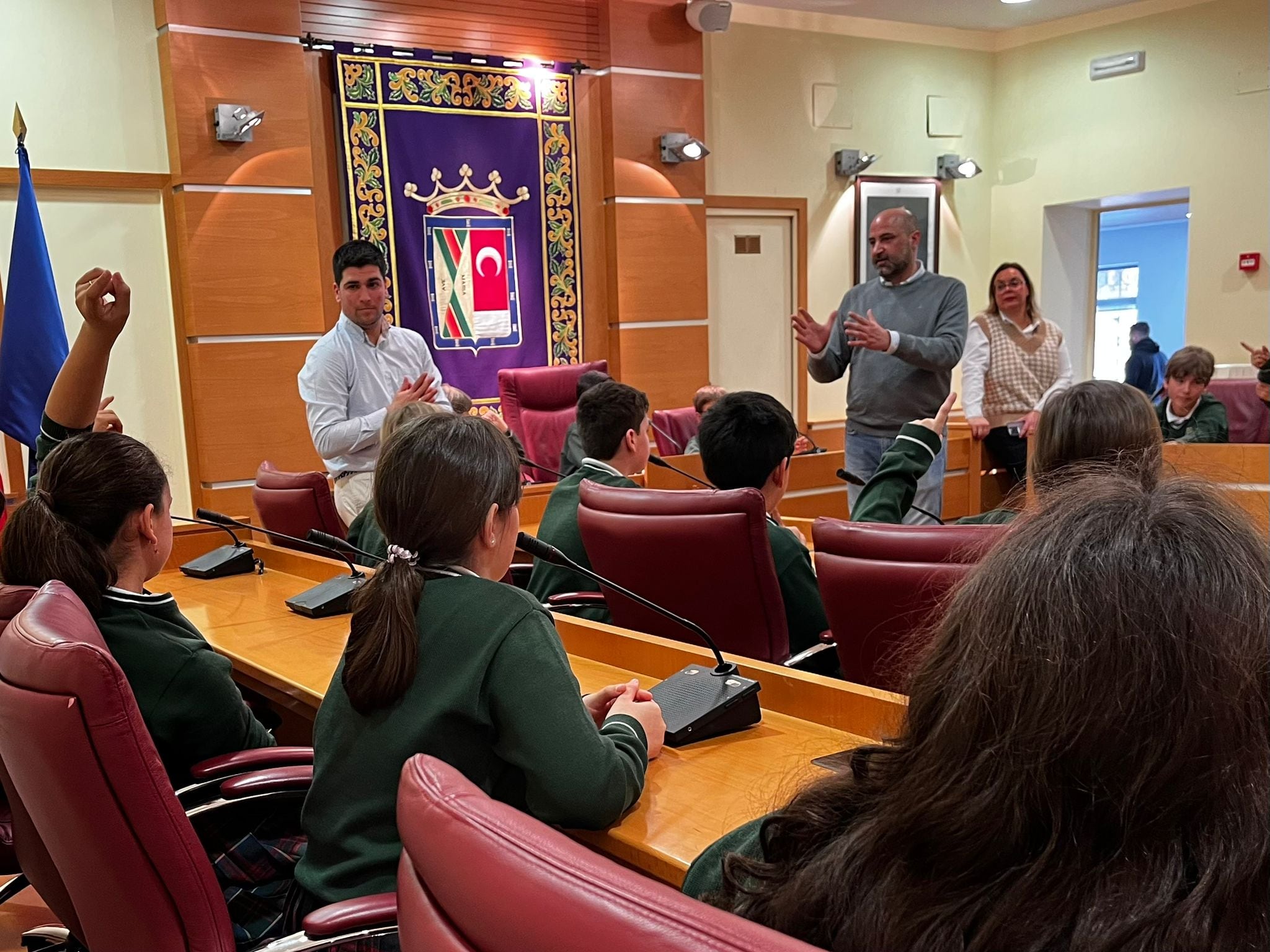 La actividad se destina a los alumnos de 5º de Primaria y busca enseñarles el funcionamiento del Ayuntamiento y las nociones básicas de los procesos participativos