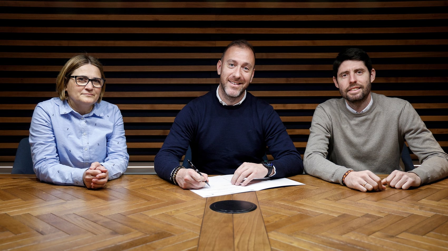 Héctor Díaz, en el acto de la firma, acompañado por la directora deportiva Estrella Díaz y por Carlos Dávila, responsable de Administración de La Academia MCF