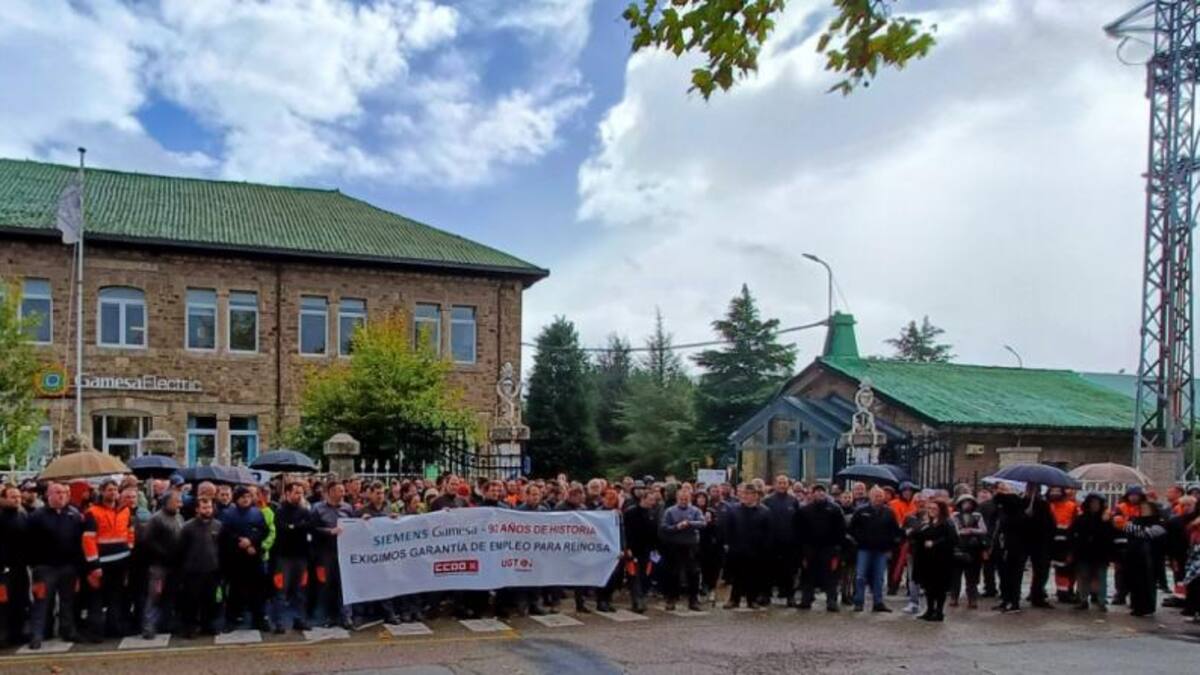 Los trabajadores de Gamesa se concentran a las puertas de la fábrica de Reinosa para exigir "certidumbre" sobre su futuro