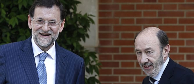 Rajoy y Rubalcaba posan para los fotógrafos antes de reunirse en la Moncloa