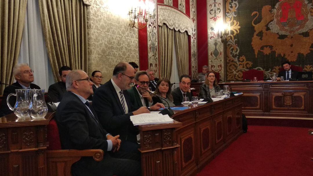 Momento en el que el edil Manuel Villar ofrecía explicaciones sobre la contratación de la iluminación navideña.