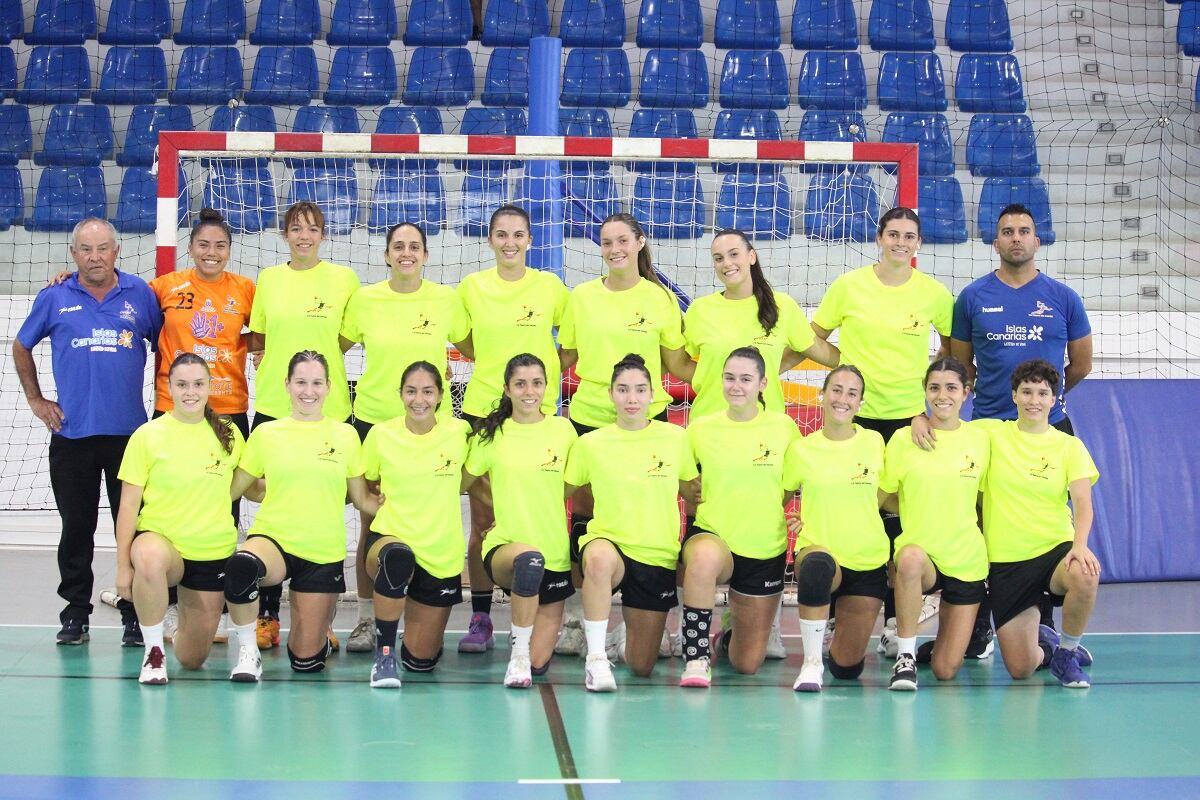 Jugadoras y técnicos del Lanzarote Puerto del Carmen.
