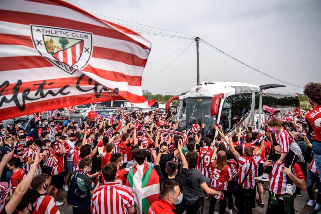 Aficionados se concentran ante las instalaciones de Lezama para arropar a la expedición del Athletic Club de Bilbao