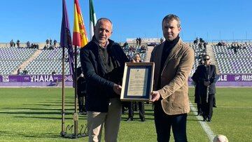 Ildefonso Ruiz, actual presidente del Real Jaén hizo entrega al Alcalde de la ciudad  de la Cédula Real por la que oficialmente el club se llama Real Jaén C.F.