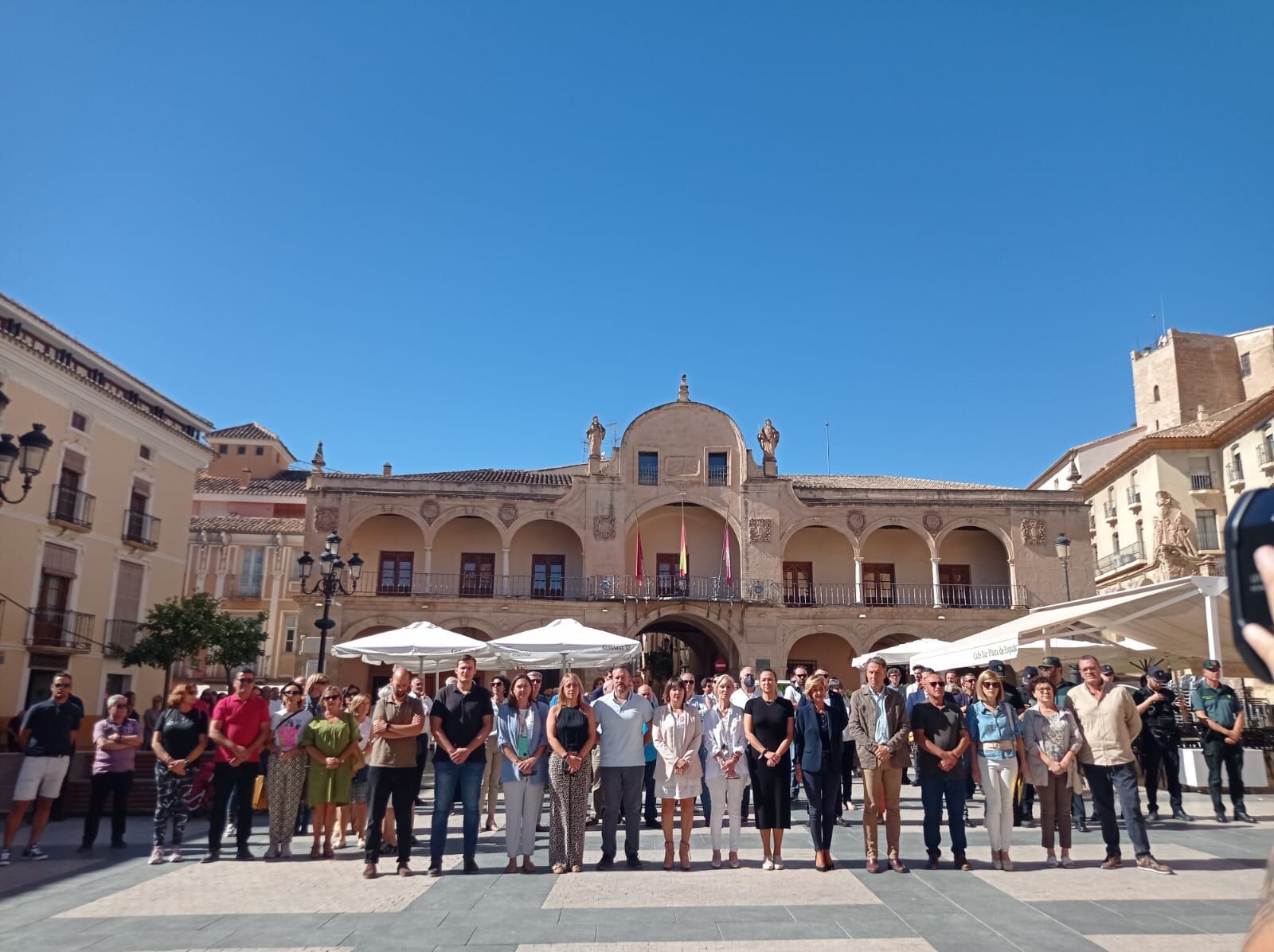 Minuto de silencio en la Plaza de España de Lorca