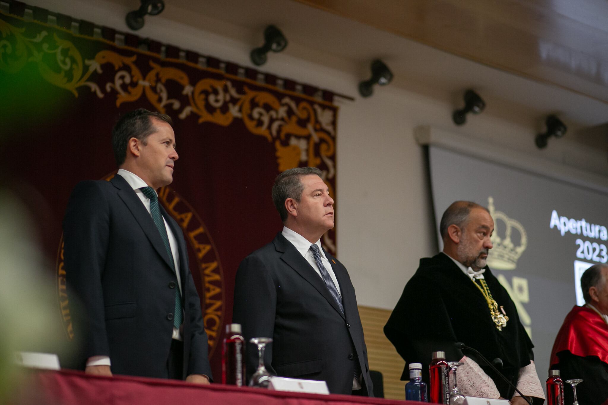 El presidente de Castilla-La Mancha, Emiliano García-Page, junto al rector de la UCLM, Julián Garde y el alcalde de Toledo, Carlos Velázquez