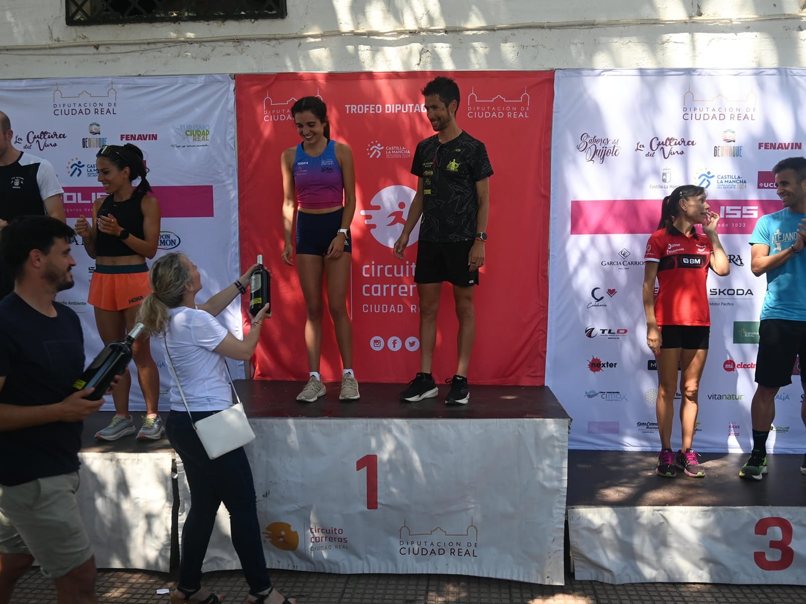 Alicia Berzosa recibe el premio por ganar en la 10K de Socuéllamos