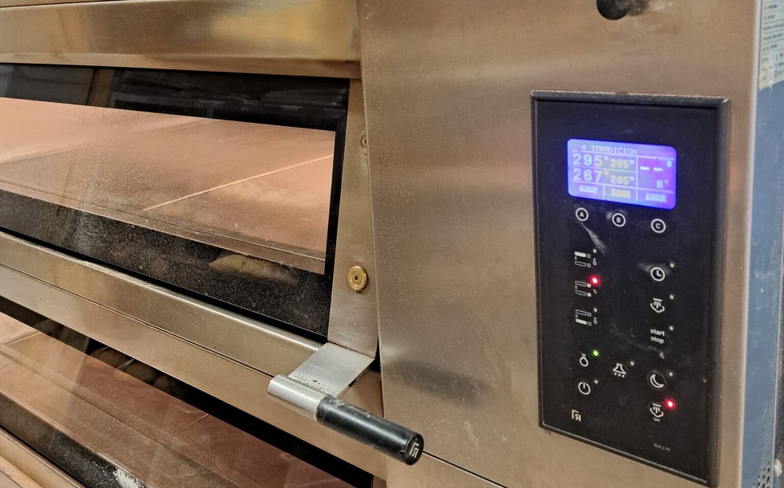 El horno marca una temperatura de casi 300 grados