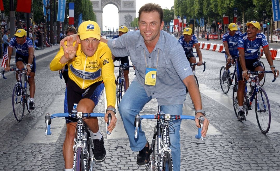 Armstrong y Buyneel celebran la victoria del estadounidense en el Tour 2002.