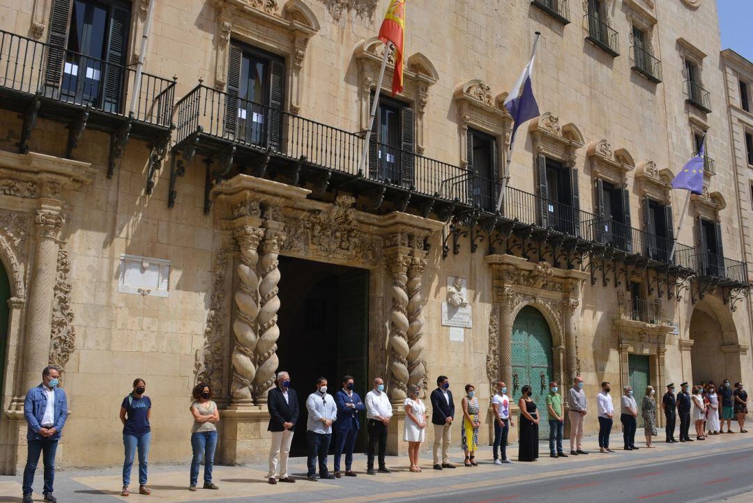 Minutos de silencio a las puertas del palacio consistorial