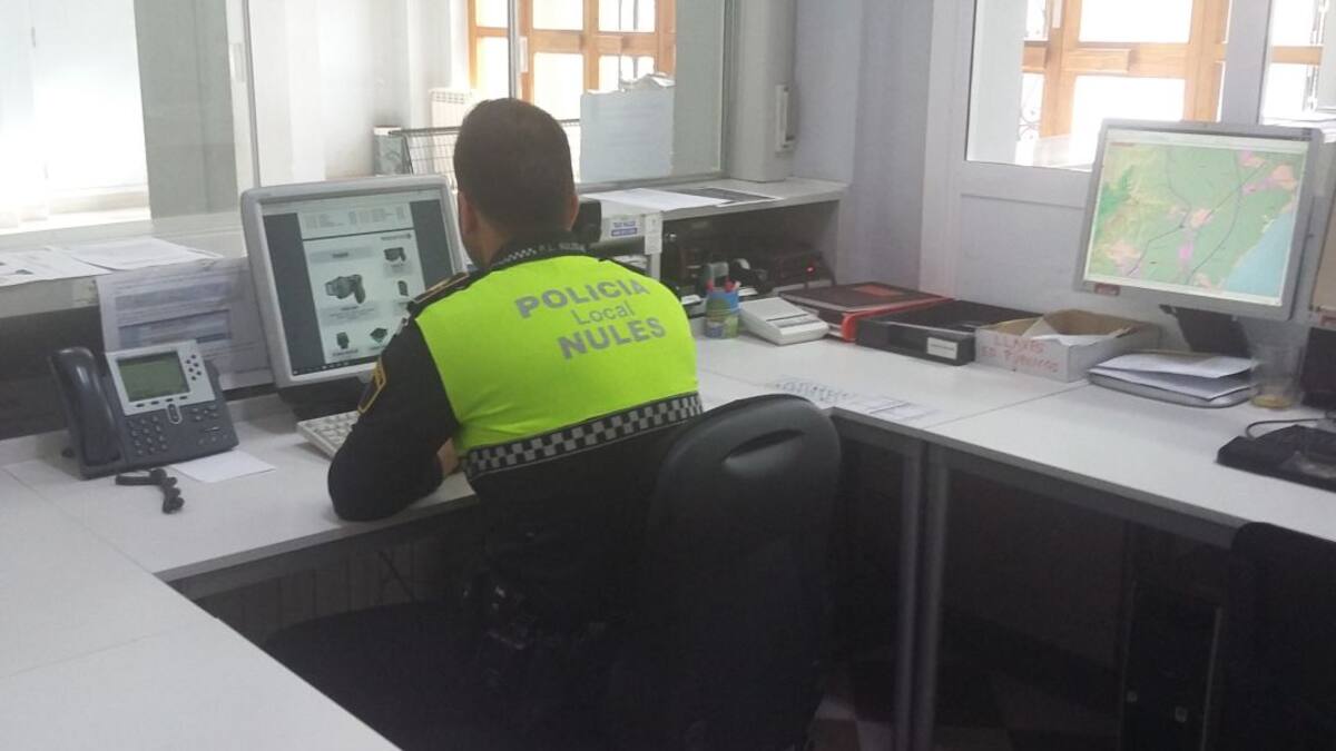 La Policía Local multa a 19 jóvenes que hacían botellón en la playa de Nules
