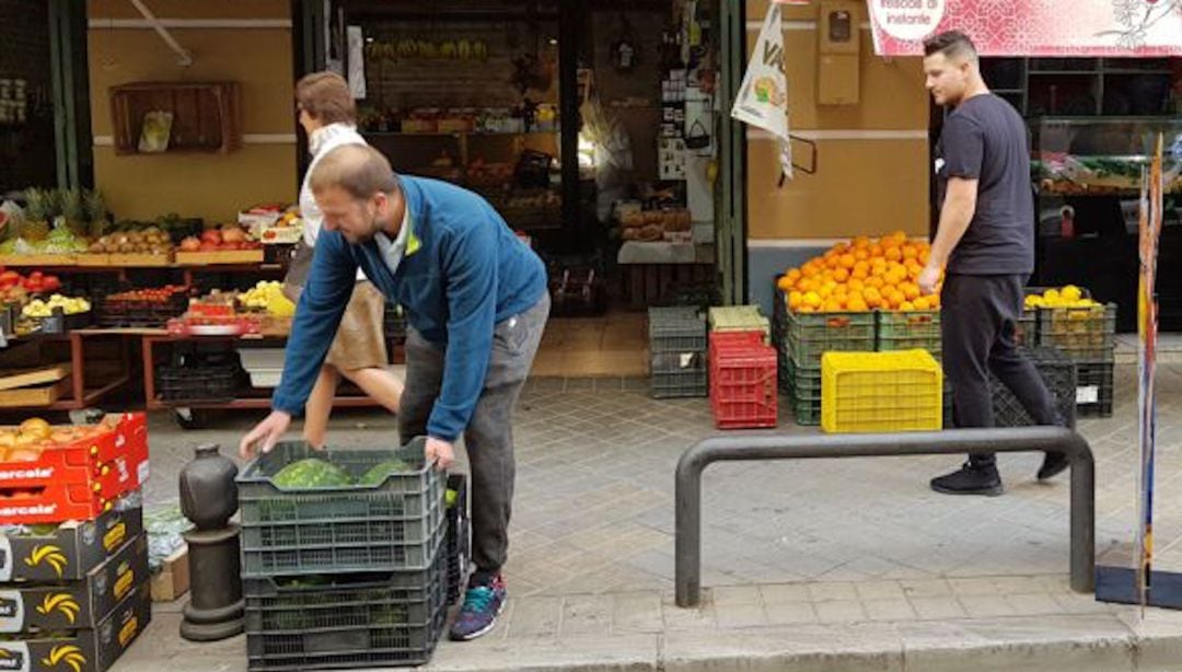 Trabajadores de una frutería en Granada