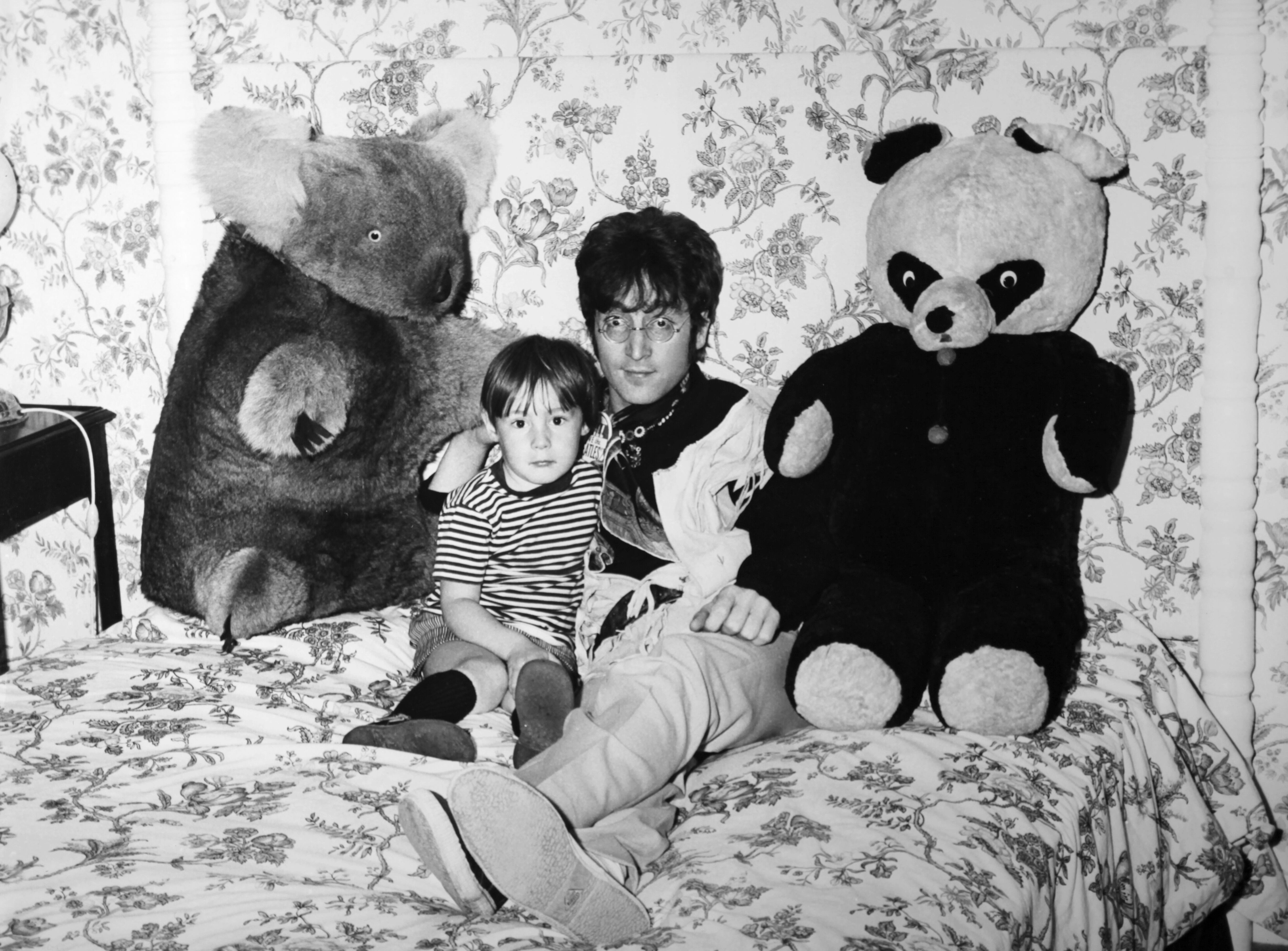 John Lennon y su hijo Julian Lennon, en una imagen tomada en su casa de Weybridge (Reino unido), en de 1960.